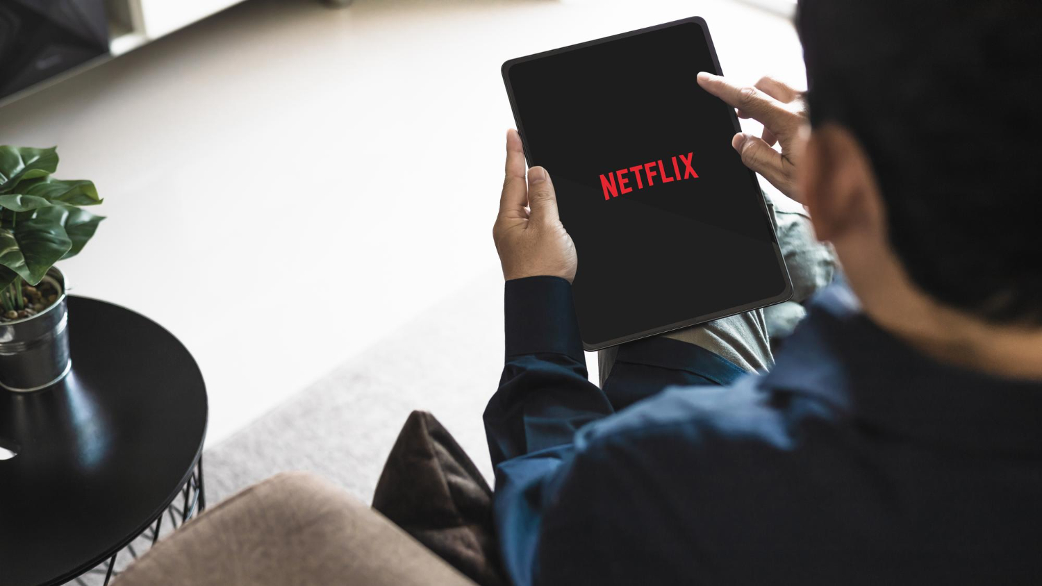 Dlaczego Henry Cavill opuszcza serial Netflixa? - oFilmach.pl